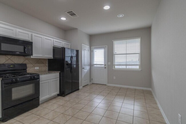 Building Photo - 2880 Donnell Dr