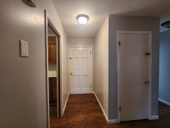 Building Photo - 3 Bedroom 2 Bath home in Newnan, GA Large Wooded Lot - Rural Setting