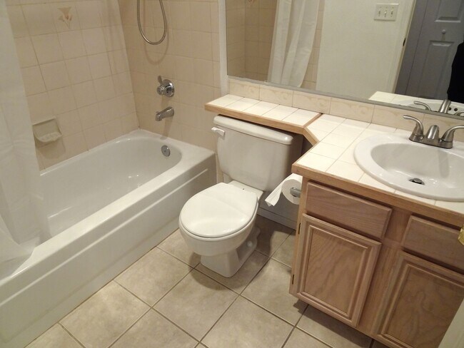 Building Photo - Modern 2-Bedroom Condo in Bellevue’s Merce...