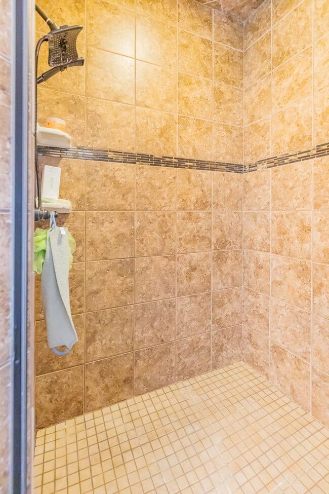 Building Photo - Beautiful 3 Bed 2 Bath Home