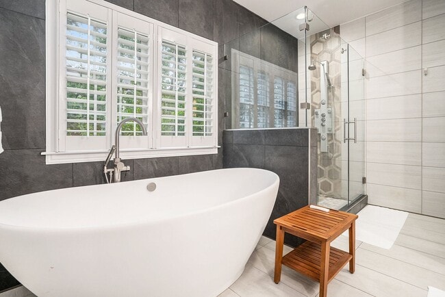 Building Photo - Luxury Townhome Where Midtown Meets Buckhead