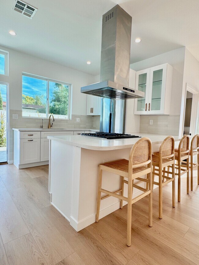 Plenty of natural light - 7532 Beck Ave