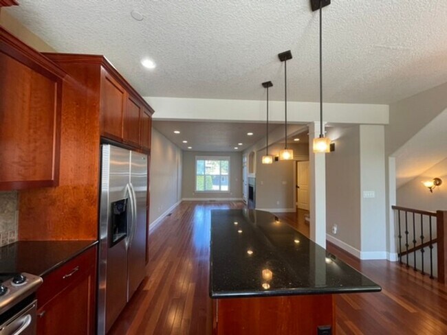 Building Photo - Happy Valley Townhome! 2Bed + Den/Office w/ 2.5 Bath ~ Garage, Washer/Dryer ~ Convenient to PDX A...