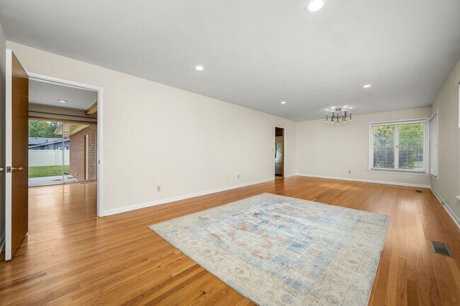 Building Photo - 902 Whitehall Rd