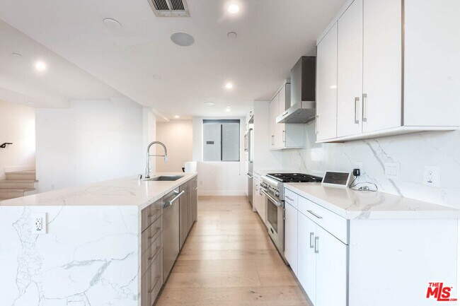 Building Photo - 733 N Gramercy Pl