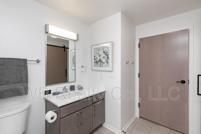 Building Photo - 315 5th St