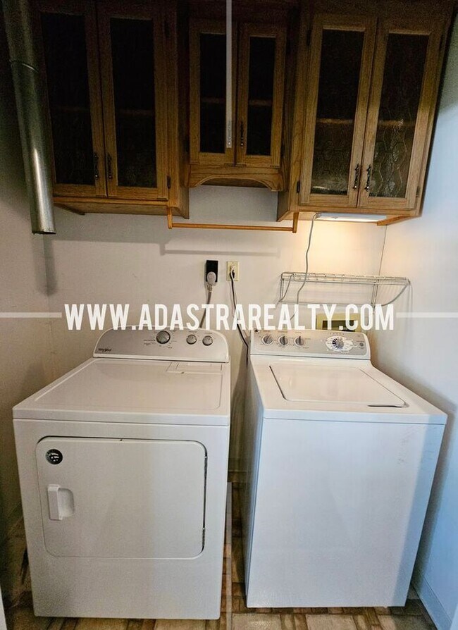 Building Photo - Spacious North Overland Park Bungalow-Available in FEBRUARY!!