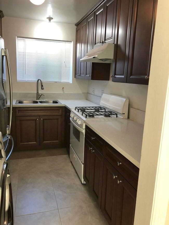 Building Photo - 516-516 N Olive Ave