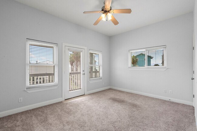 Building Photo - Waterfront Living at Its Best – For Rent on Tiki Island