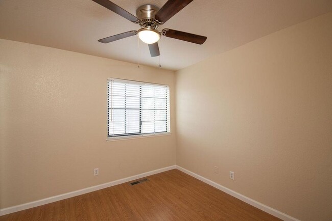 Building Photo - 4 bedroom in NW Modesto near shopping, Kai...