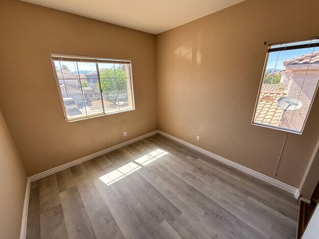 Building Photo - Beautiful 3Bed/2Bath/2Car residence located in Sunrise Manor / Winterwood area