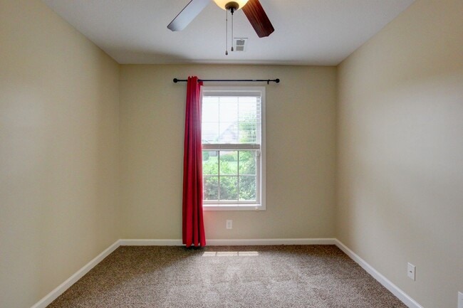 Building Photo - Sweet 3 bed 2 bath clost to post and I-24.