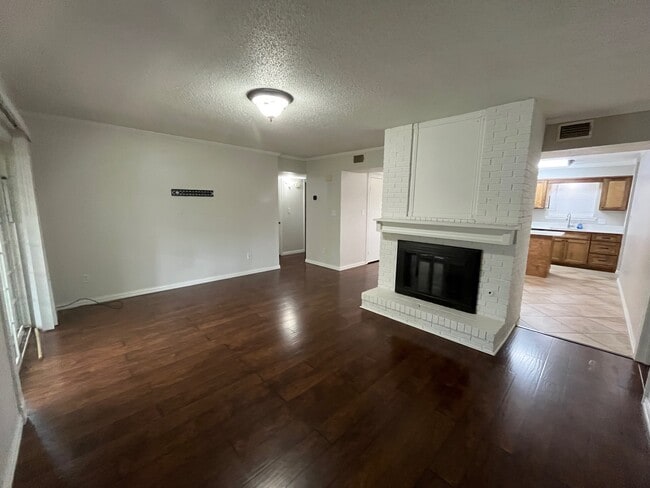 Building Photo - 228 E Circle Dr