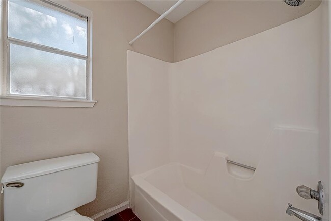 Building Photo - 2022 Highland Hills Dr