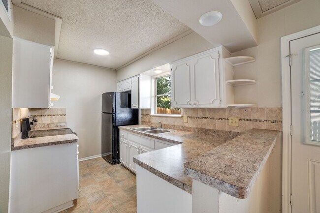 Building Photo - Charming 2-bedroom, 1.5 bath townhome in t...
