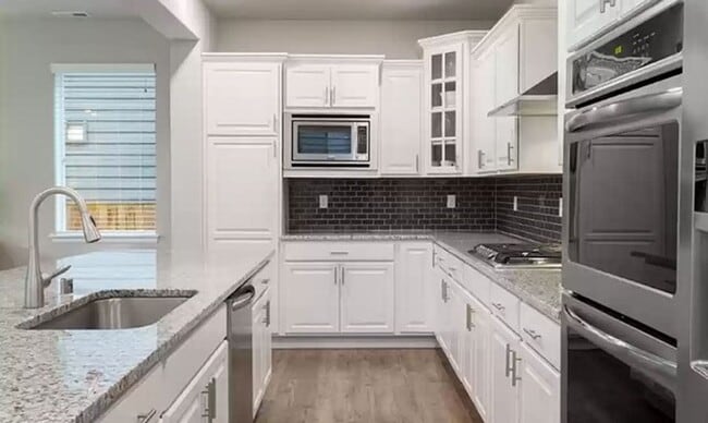 Building Photo - Gorgeous home with 4 Bedroom and 2.5 Bathroom