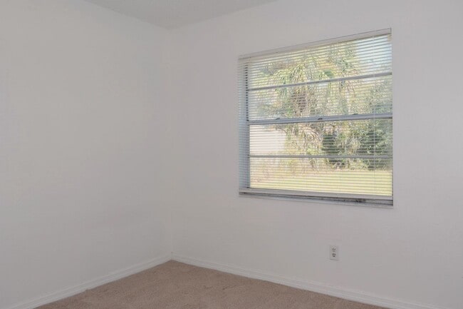 Building Photo - Spacious 4/2 home with 2 car garage Availa...