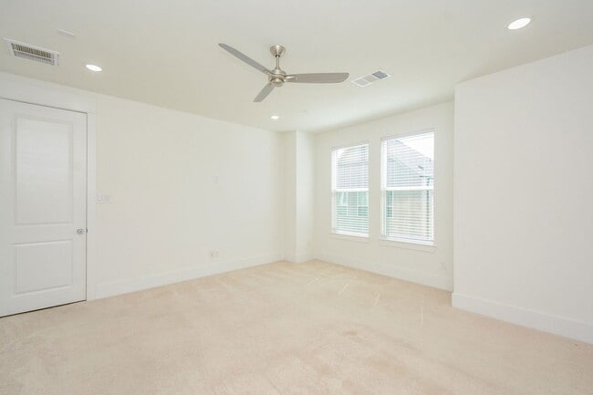 Building Photo - 310 Cyclamen St