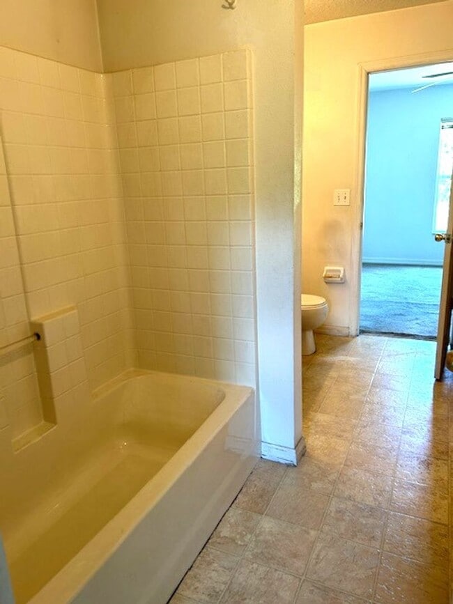 Building Photo - 3 bedroom, 2 bath home