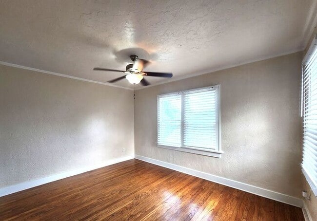 Building Photo - 1 Bed 1 Bath Upstairs Garage Apt in the Mi...