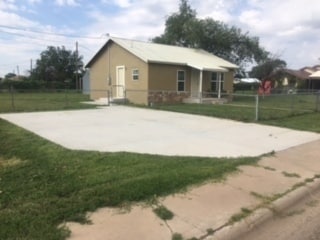 Building Photo - UPDATED HOME WITH 2 BEDROOMS