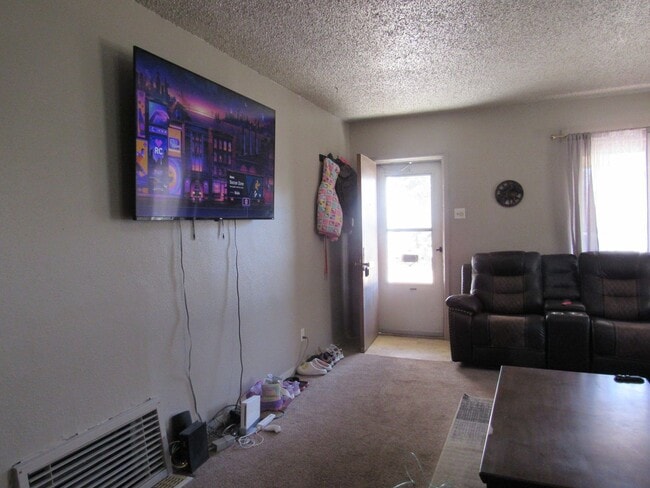 Building Photo - Cozy & Convenient 2+ Bedroom W/Garage