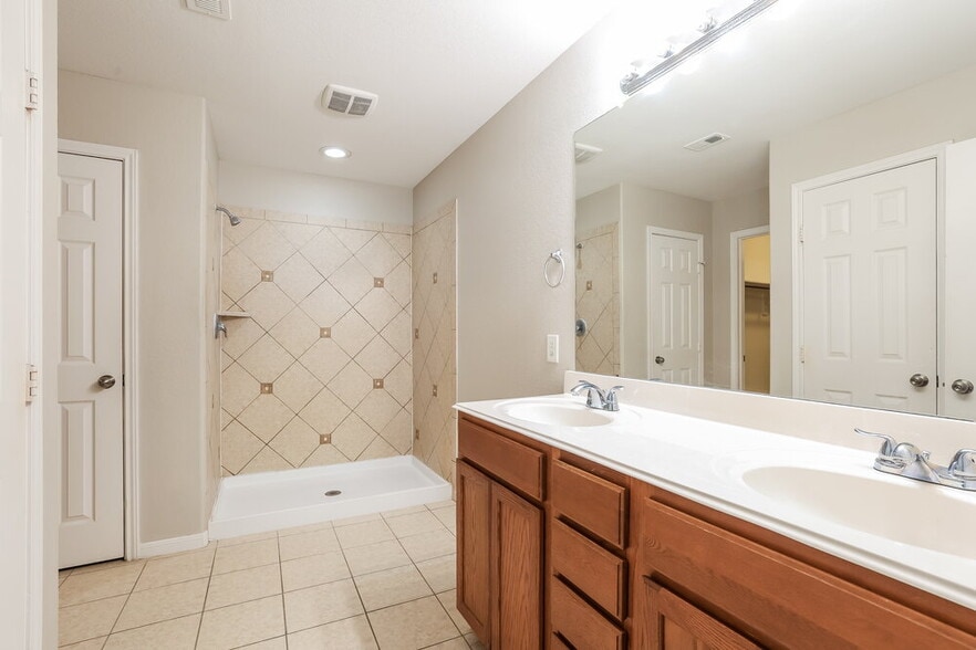 Building Photo - 21519 Kings Bend Dr