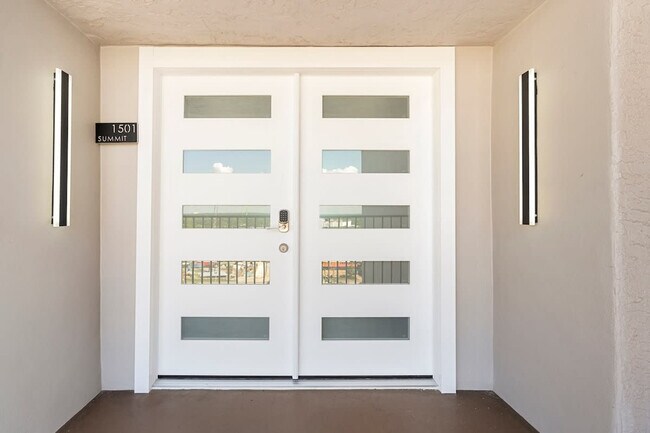 Building Photo - 8743 Thomas Dr