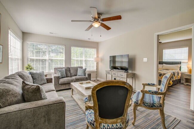 Building Photo - Coastal Comfort Awaits: Spacious 3-Bed, 2-...