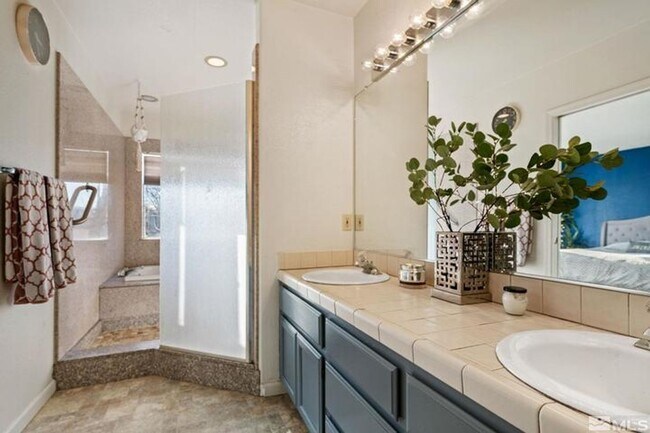Building Photo - Beautiful Home Located in Gated Golf Course Community!!