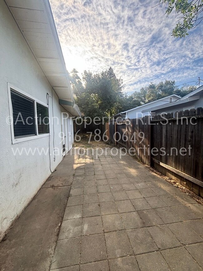 Building Photo - Move In Special $500.00 off 1st Mo Rent: C...