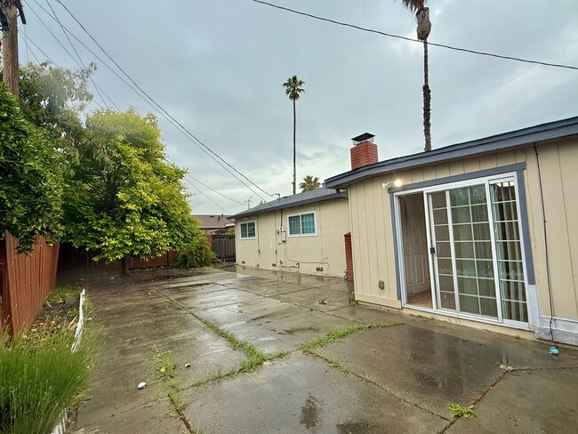 Building Photo - $3990 / 4 BR at a Prime Fremont Location!