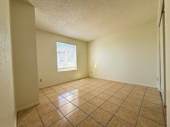 Building Photo - Bright and beautifully updated 2-bedroom h...
