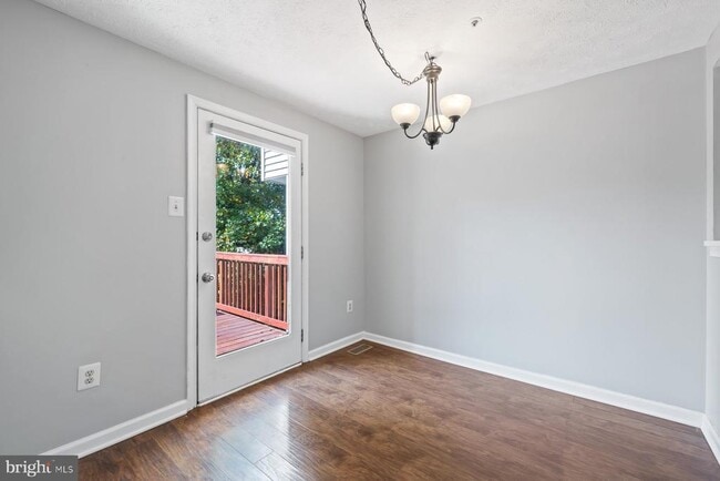 Building Photo - 806 Lilac Ct
