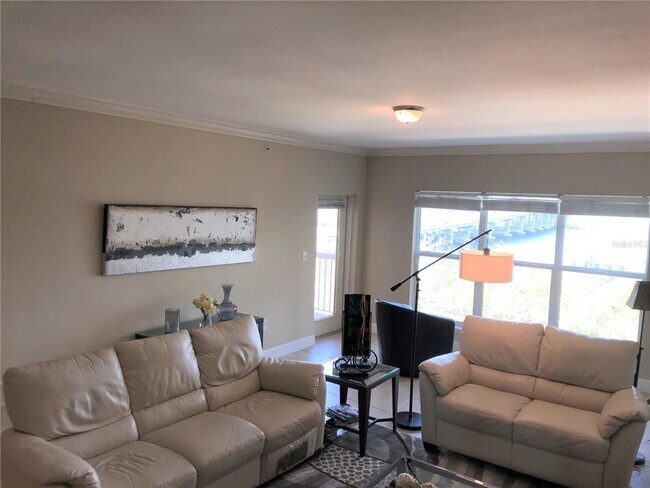 Building Photo - 808 3rd Ave W