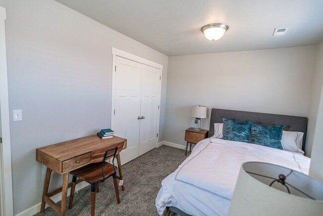 Building Photo - Beautiful Bridgestone Crossing Townhome