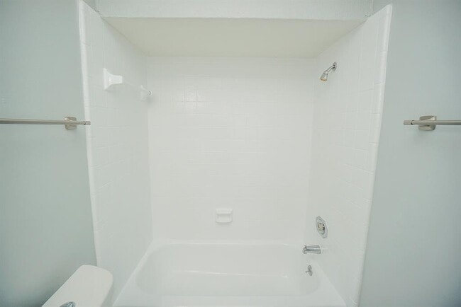 Building Photo - 7400 Bellerive Dr