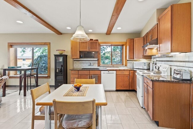 Building Photo - Fully-Furnished Short-Term Rental on South...