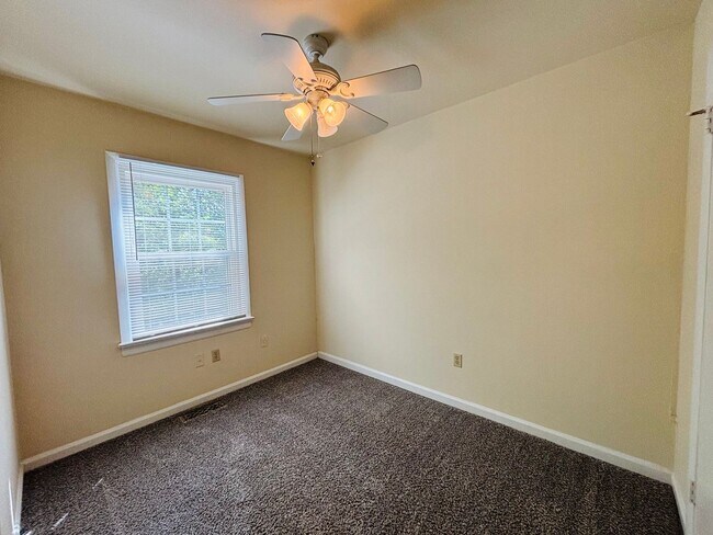Building Photo - 111 Canterbury Ct