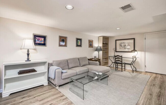 Building Photo - Sassy on Sangamore - 3 BED + 2 FB Av. Earl...