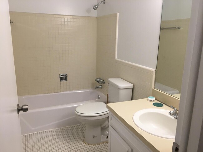 Building Photo - 444 N Fox Hills Dr