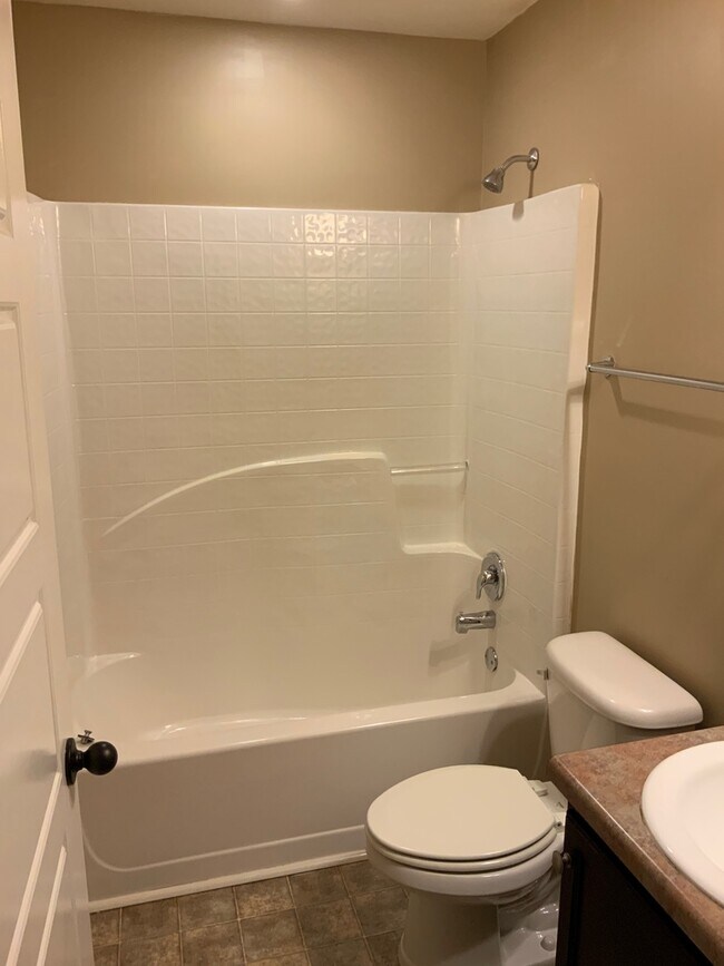 Building Photo - Move-in Ready $500.00 off 1st month rent C...