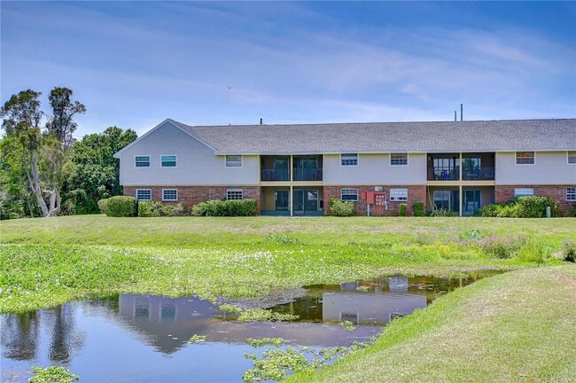 Building Photo - 200 Country Club Dr