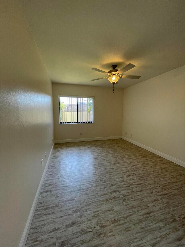 Building Photo - 613 Manatee Dr
