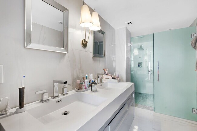 Building Photo - 5838 Collins Ave
