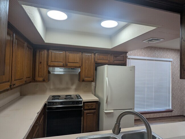 Well Lit kitchen - 1618 Julie Plz