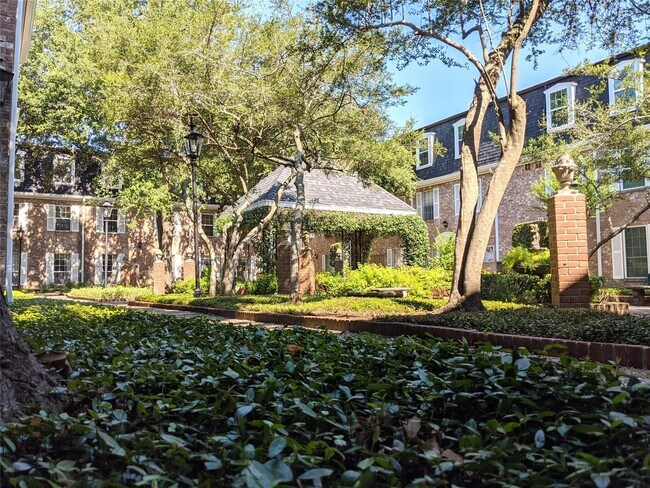 Building Photo - 361 N Post Oak Ln