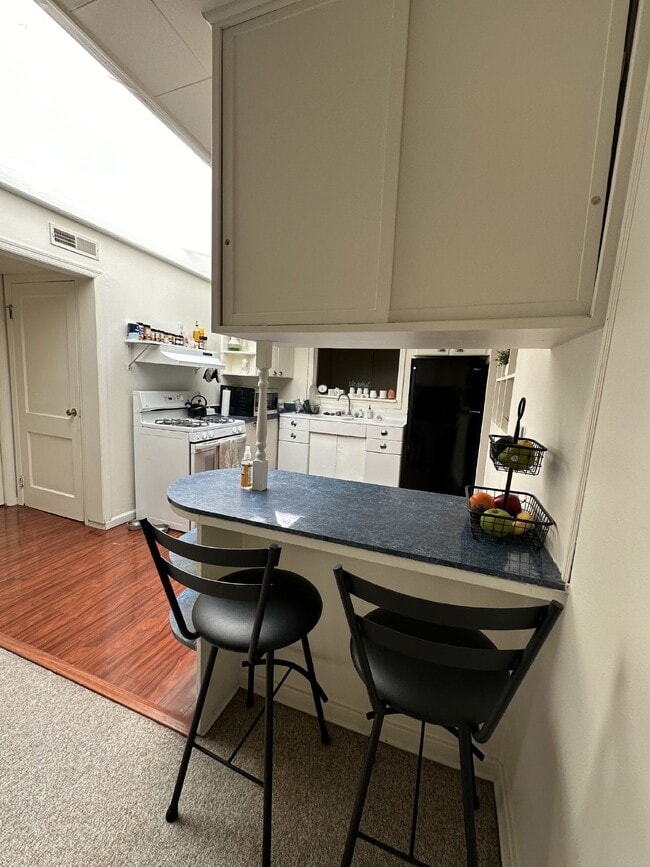 Building Photo - 3 Bed 1 Bath overlooking historic Grand Av...