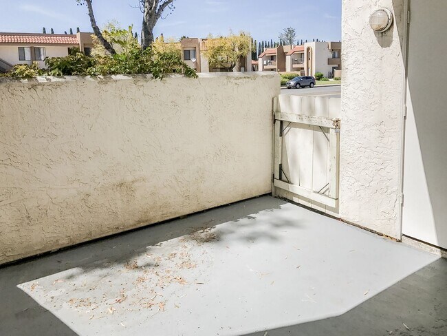 Building Photo - Beautiful Upgraded 2 Bed, 2 Bath with Private Patio!