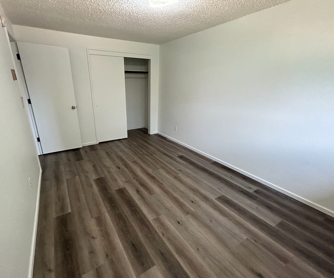 Building Photo - 2BD/1BA Duplex with large fenced yard Available June 5th!